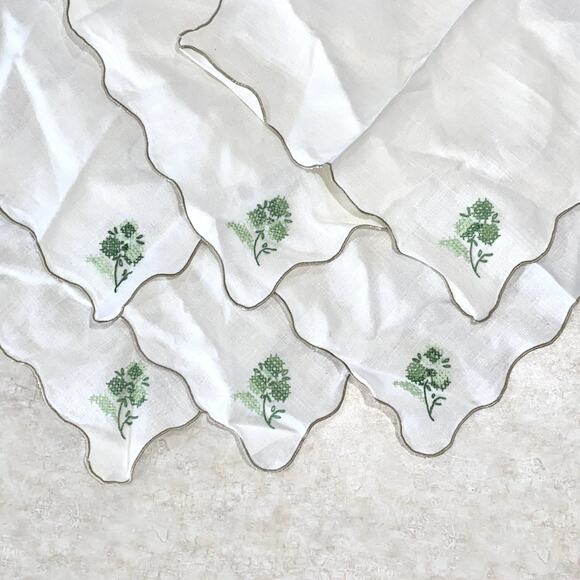6 vintage white linen napkins with scalloped edges & embroidered - Picture 3 of 6